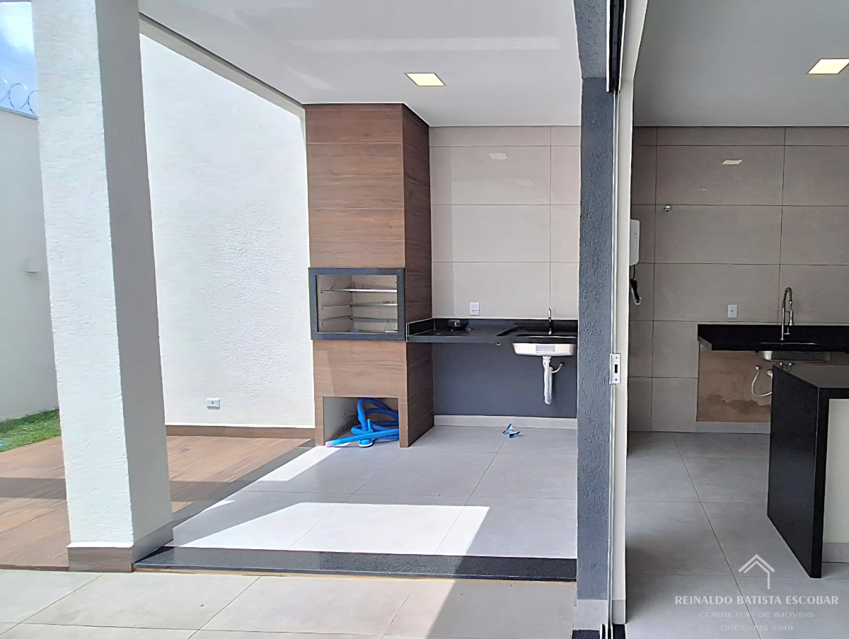 Casa térrea design moderno com piscina à venda na praia da u