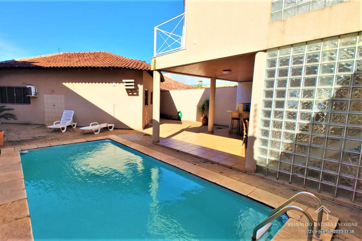 Casa térrea à venda com varanda gourmet e piscina no jardim 