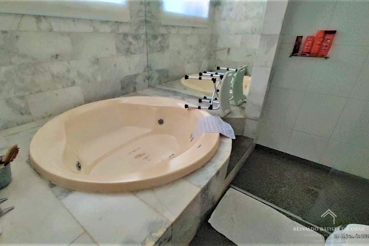 Casa térrea à venda com varanda gourmet e piscina no jardim 