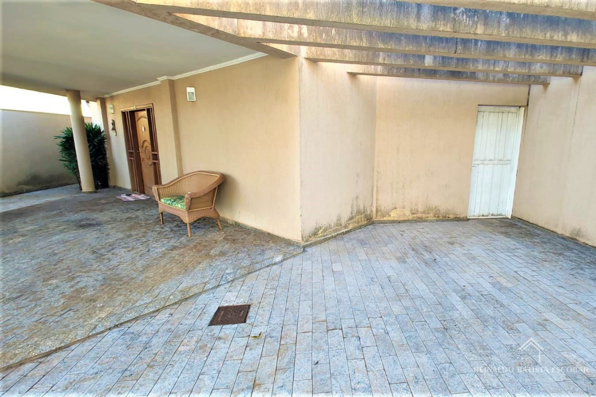 Casa térrea à venda com varanda gourmet e piscina no jardim 