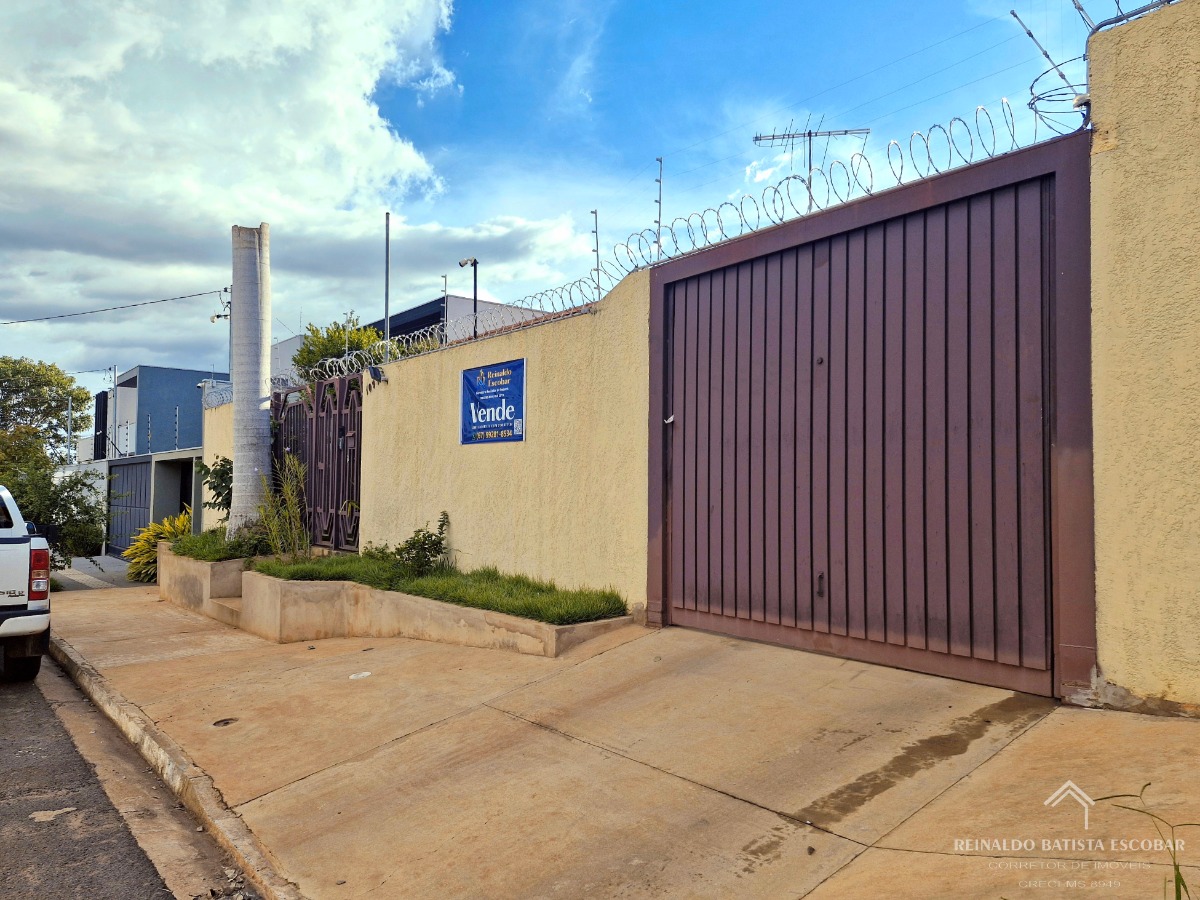 Casa térrea com piscina e espaçoso terreno de 720 m² no bair